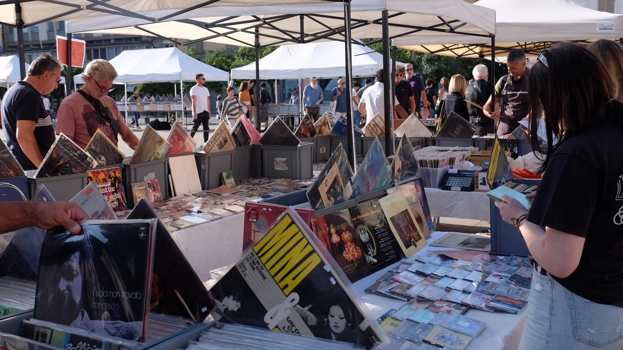 Torna la kermesse ’Massa a 33 giri’. Dischi di vinile in piazza Aranci