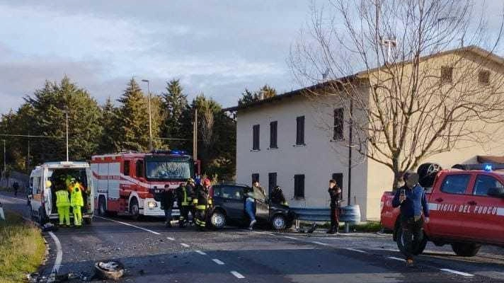 Il violento impatto tra due auto avvenuto a Mengara lungo la strada Eugubina