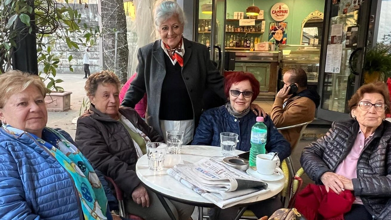 Gli avventori del Gramsci Caffè che reclamano a gran voce che la luce nel centro cittadino non venga spenta. Nei prossimi giorni il bando per la gestione