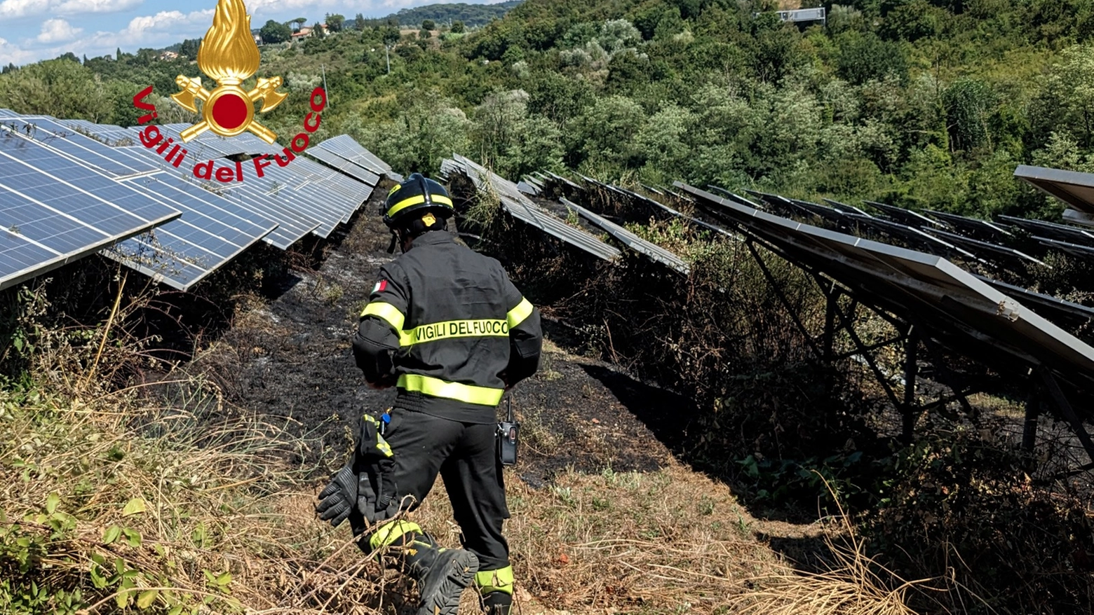 Incendio in un campo a Lastra a Signa: l'intervento dei vigili del fuoco