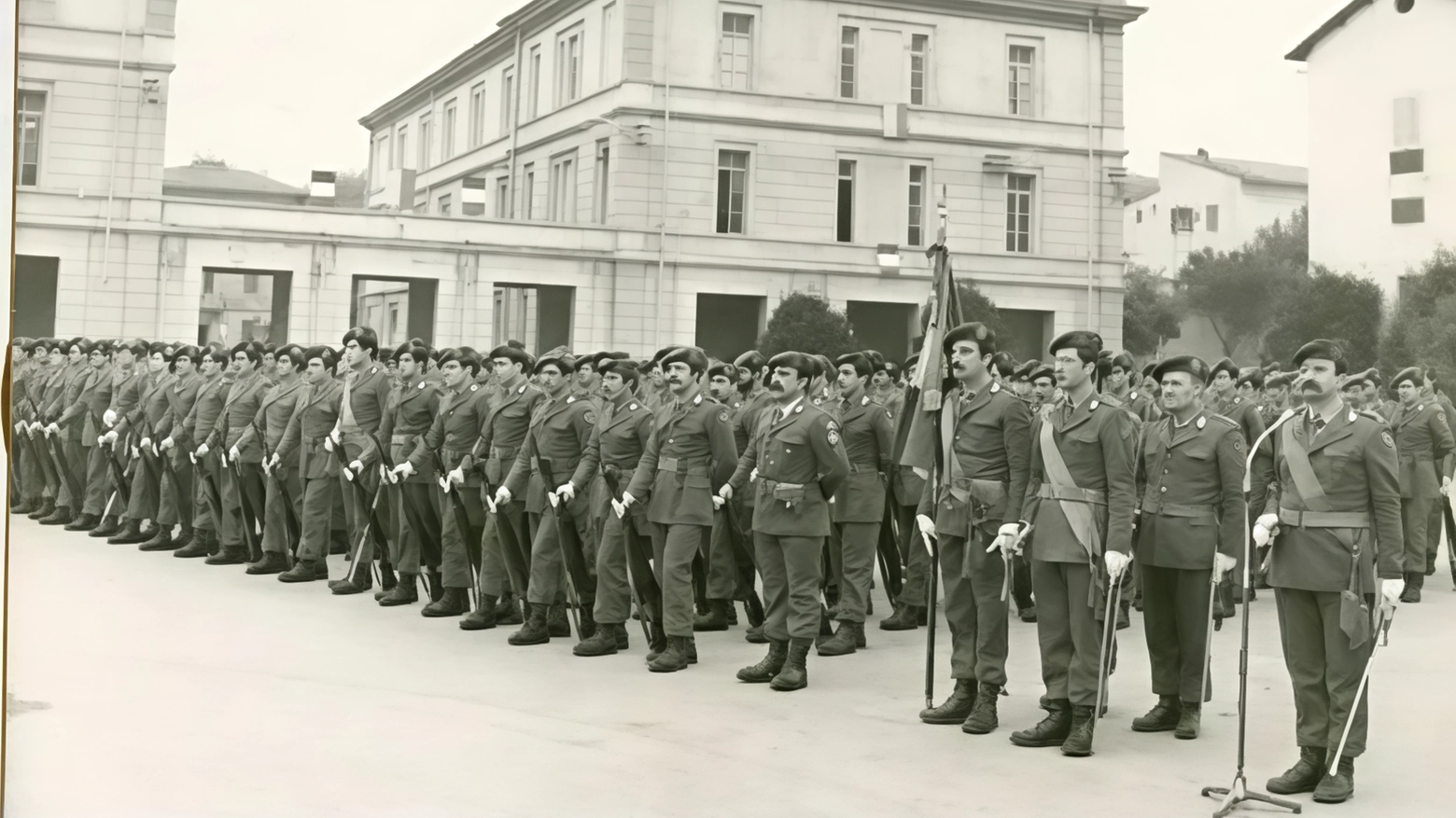 Quando i "Diavoli" incendiavano la caserma. La memoria di un’epoca oltre le macerie