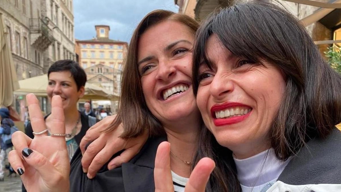 Stefania Proietti (a destra) in corso Vannucci insieme alla sindaca di Perugia, Vittoria Ferdinandi