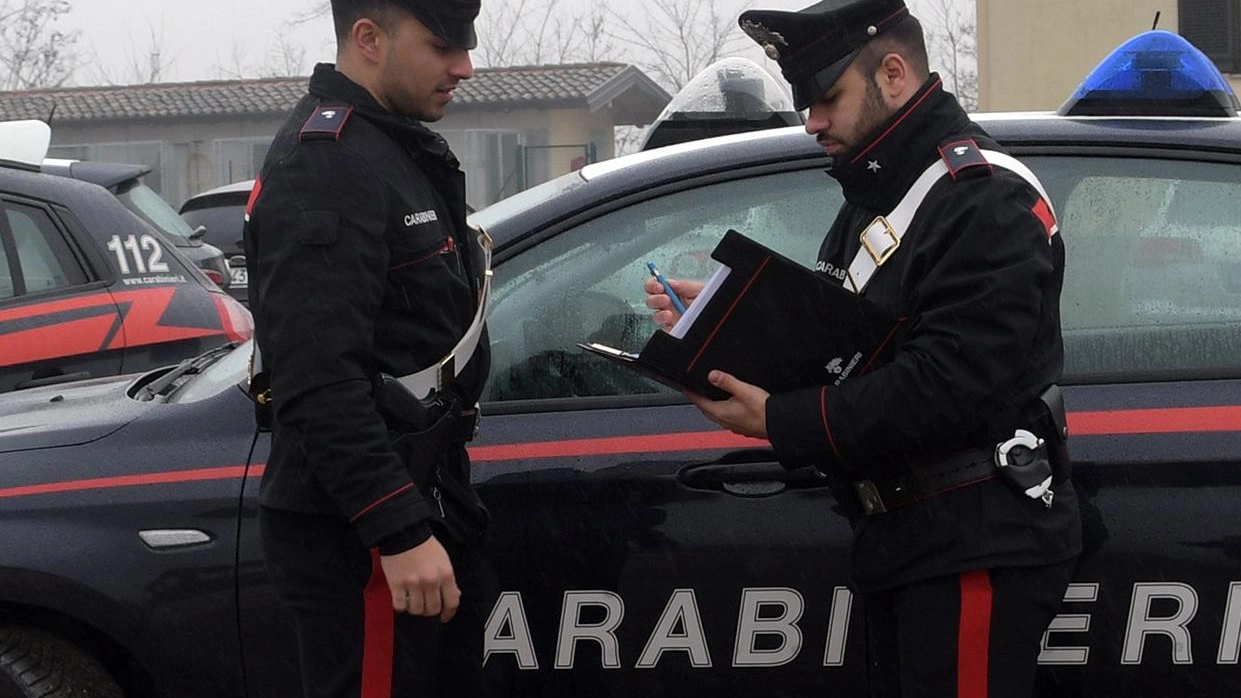 Aggredisce la compagna e la madre di lei, non vedente. Arrestato