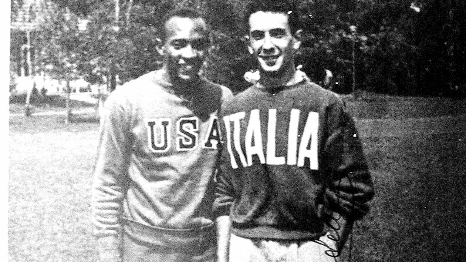 Maffei insieme al campione statunitense Jesse Owens nel 1936