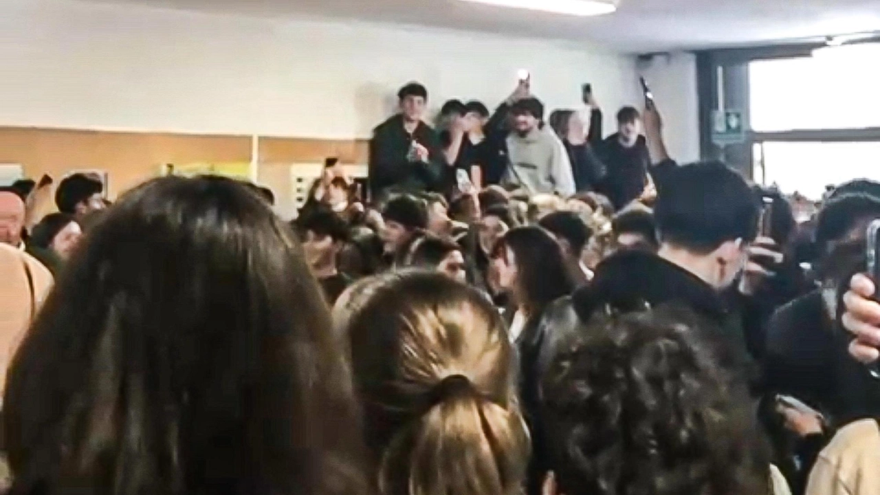 I ragazzi del Liceo inneggiano al professore che è riuscito a sbloccare la gita delle IV