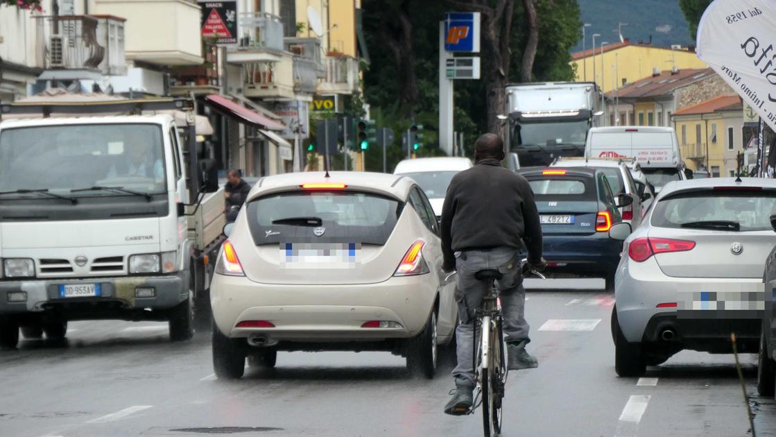 Via Coppino paralizzata, ogni mattina un ingorgo e gli studenti fanno tardi. “Col bus serve mezz’ora”