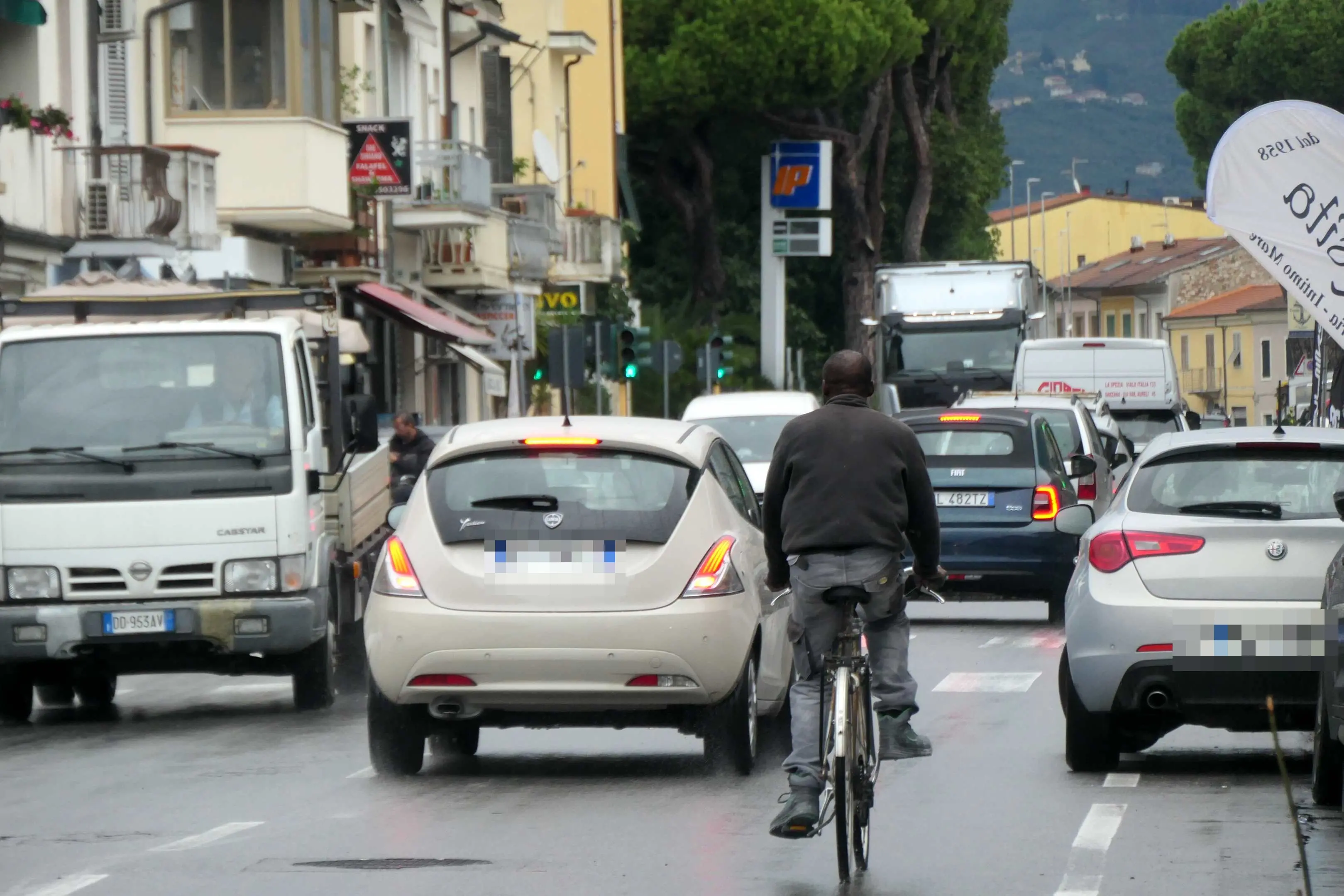 Via Coppino paralizzata, ogni mattina un ingorgo e gli studenti fanno tardi. “Col bus serve mezz’ora”