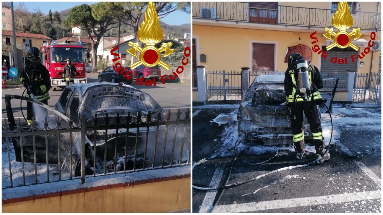 L'intervento dei vigili del fuoco per l'auto incendiata a Luni