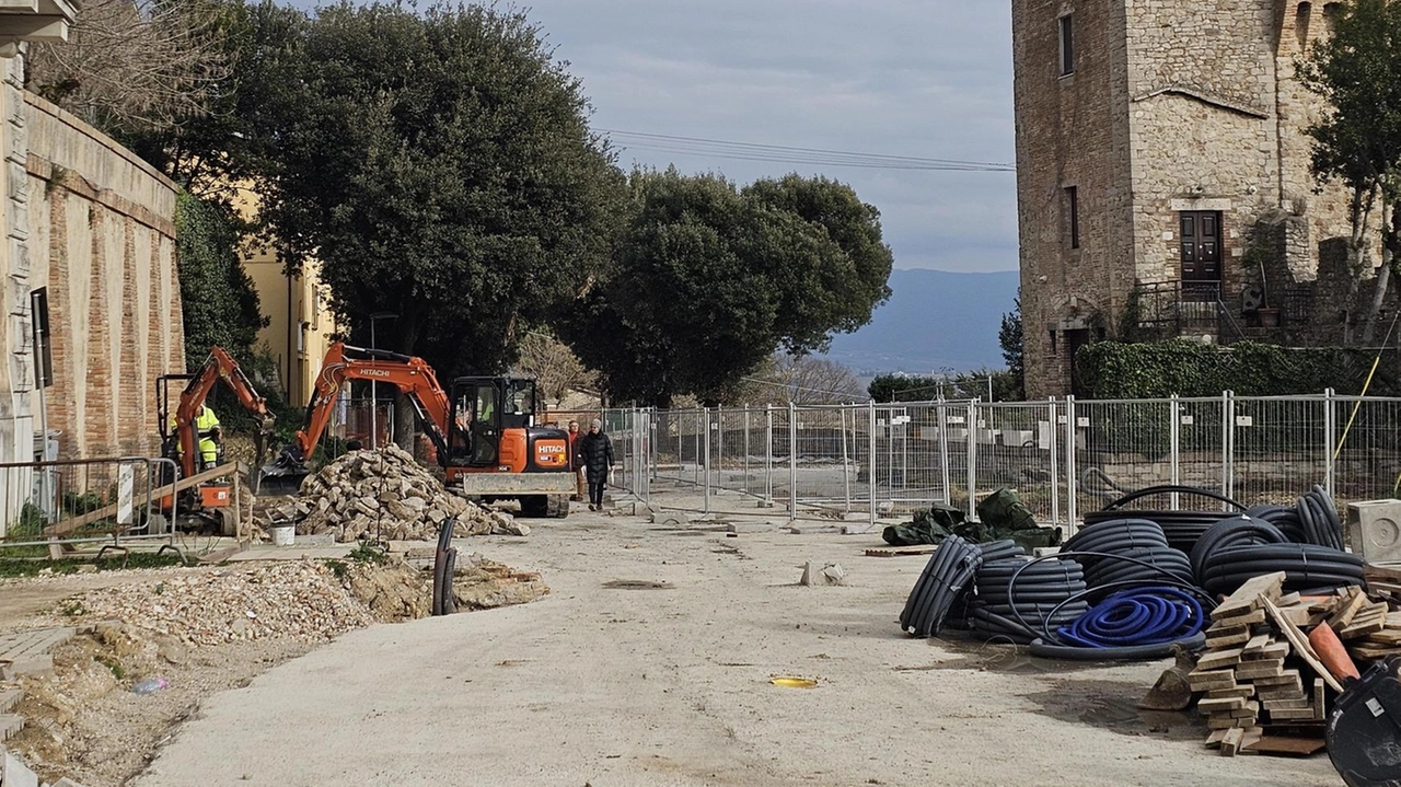 I cantieri in corso lungo via Abdon Menecali, un luogo strategico di Todi davanti al tempio della Consolazione