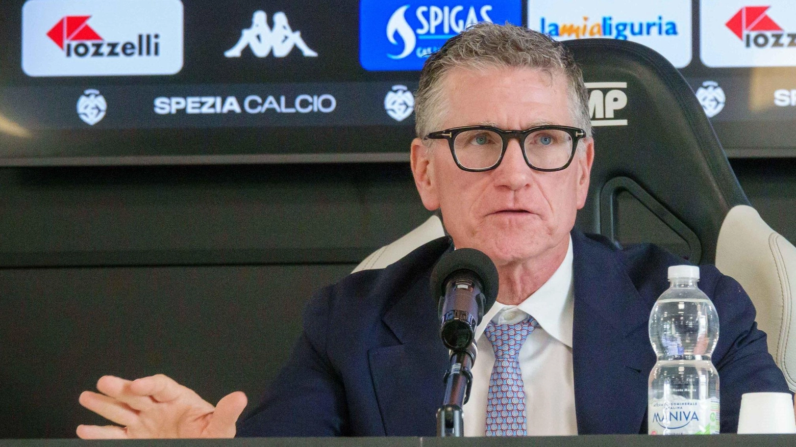 Il presidente dello Spezia, Philip Platek, sottolinea l'importanza della sostenibilità economica per raggiungere la Serie A. Conferma la direzione tecnica e punta a costruire una squadra competitiva. Carenze in attacco e rapporto con i tifosi al centro delle critiche.