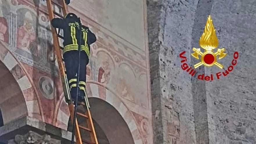 In alto la foto dei vigili del fuoco, sotto la foto dell’esterno (. Del Punta per Valtriani