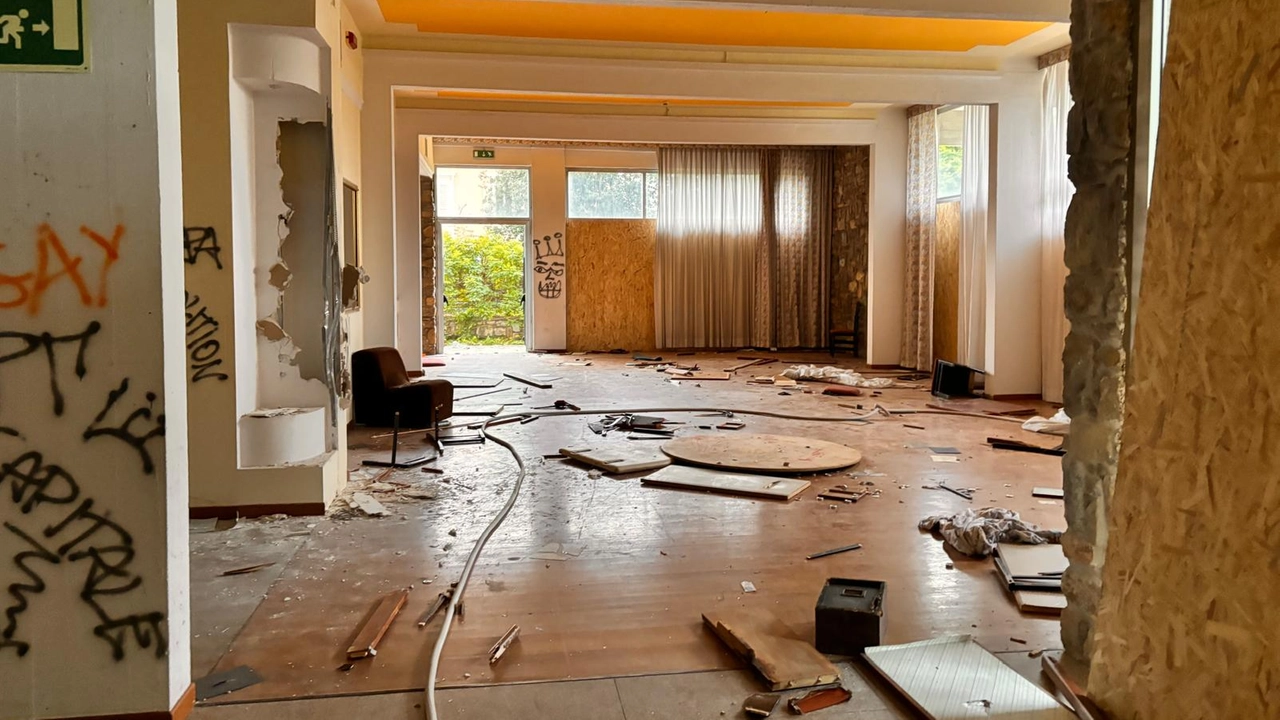 L’interno dell’hotel Cristallino, devastato dai vandali