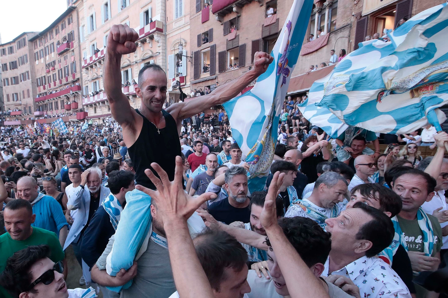 Palio, Brigante in trionfo (Foto Lazzeroni)