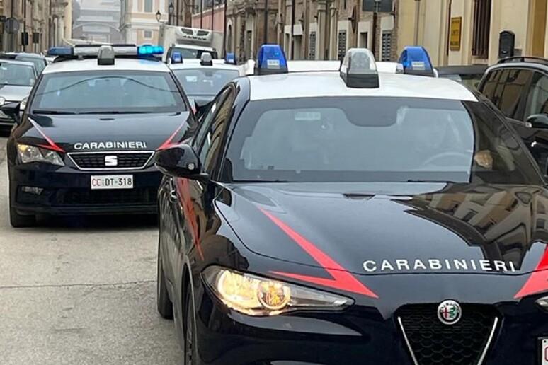 Semina il panico sugli autobus e aggredisce i carabinieri, arrestato