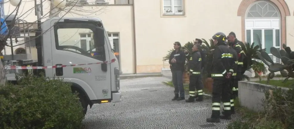 Paura in un cantiere edile. Cede il braccio di un elevatore. Grave un operaio di 55 anni