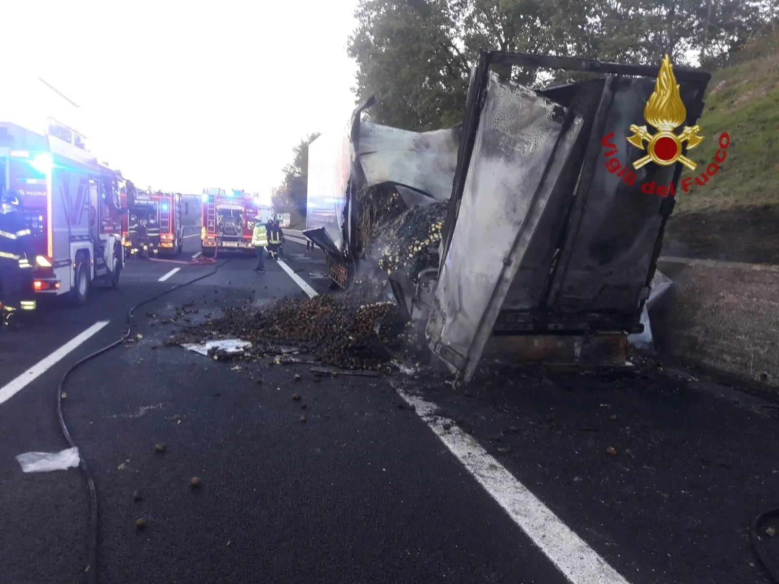 Camion in fiamme sulla A1, autostrada chiusa e poi riaperta. Chilometri di coda