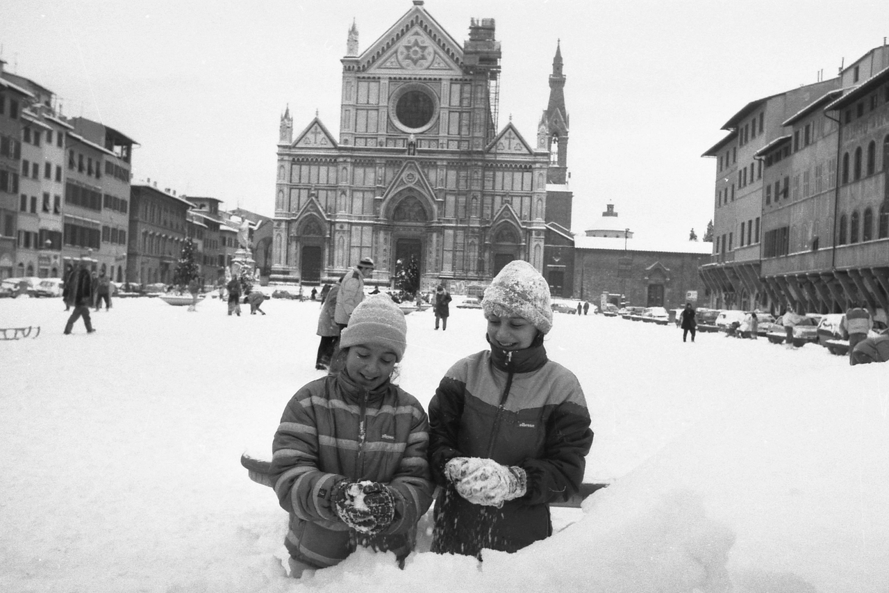 Firenze, la nevicata del 1885 che imbiancò tutta la città. Qui piazza Santa Croce ricoperta di neve in una foto di archivio New Press Photo