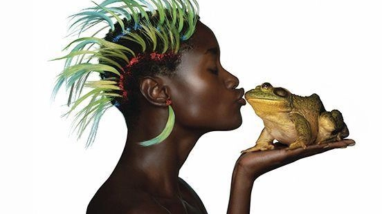 La mostra "Oliviero Toscani: il viaggio nella società che si trasforma" esplora l'evoluzione dei suoi scatti rivoluzionari, dalla fotografia in bianco e nero agli audaci colori. Curata da Luca Beatrice, la raccolta presso la Piccola Atene Flora Bigai Arte Contemporanea rivela il genio di Toscani nel cambiare la storia della fotografia e della comunicazione pubblicitaria.