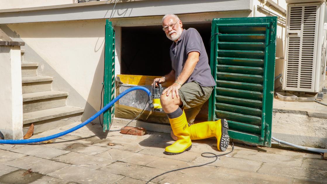 Campi Bisenzio, dentro la casa allagata. “Ma l’acqua veniva dalle fogne, non dalla strada”