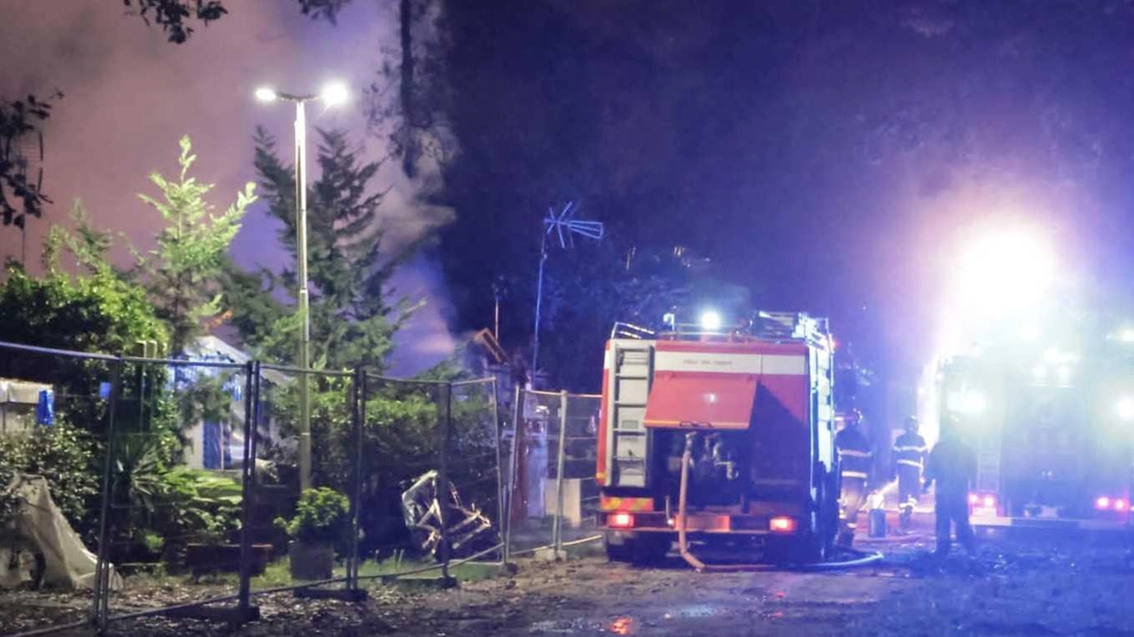 Le immagini dell’incendio al campeggio ’Italia’