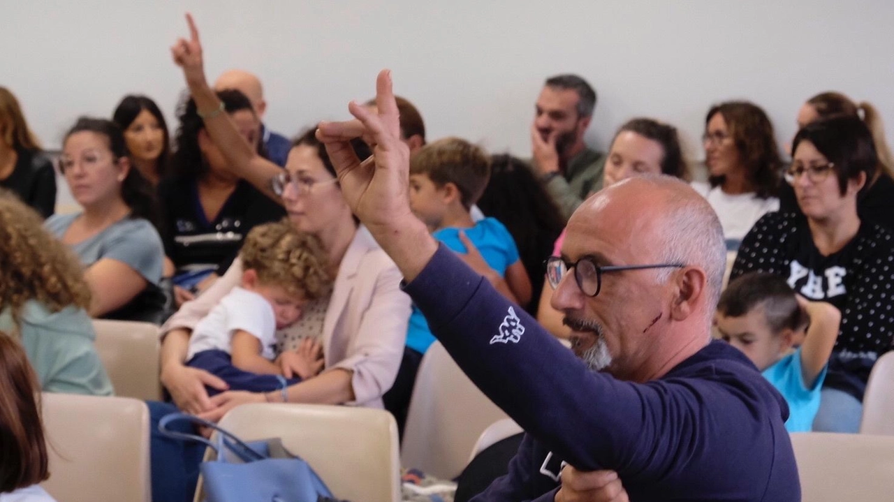 Ieri l’incontro tra la sindaca Paola Sisti e la dirigente scolastica Simonetta Bettinotti e. i genitori degli alunni che frequentano le scuole di Santo Stefano: l’aumento del costo del pasto alla mensa ha scatenato la protesta che si è allargata anche alla tipologia di alimenti scelti (fotoservizio Massimo Pasquali)