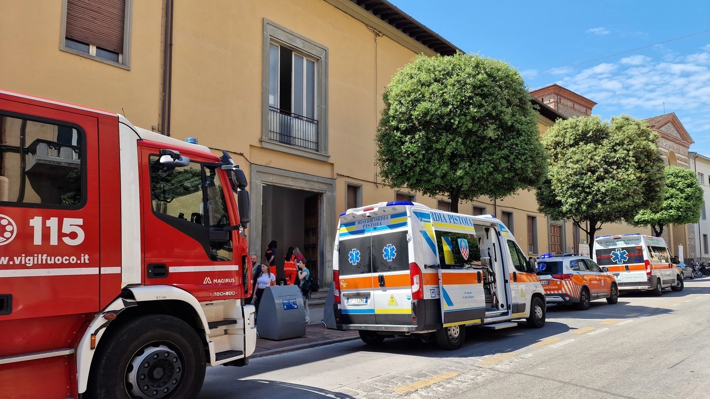 I soccorritori della Misericordia e i vigili del fuoco in corso Gramsci (Acerboni/FotoCastellani)