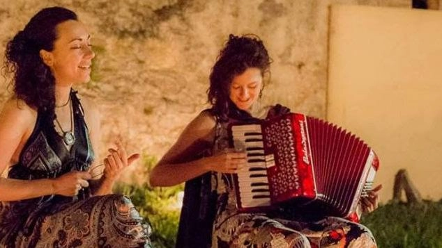 Il duo «Belle di Mai» in «Voci vaganti» alle 18 a Castellina Marittima