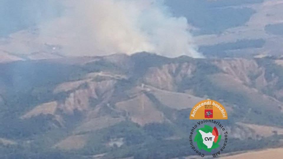 Incendio a Celle sul Rigo, le fiamme attaccano il bosco spinte dal vento