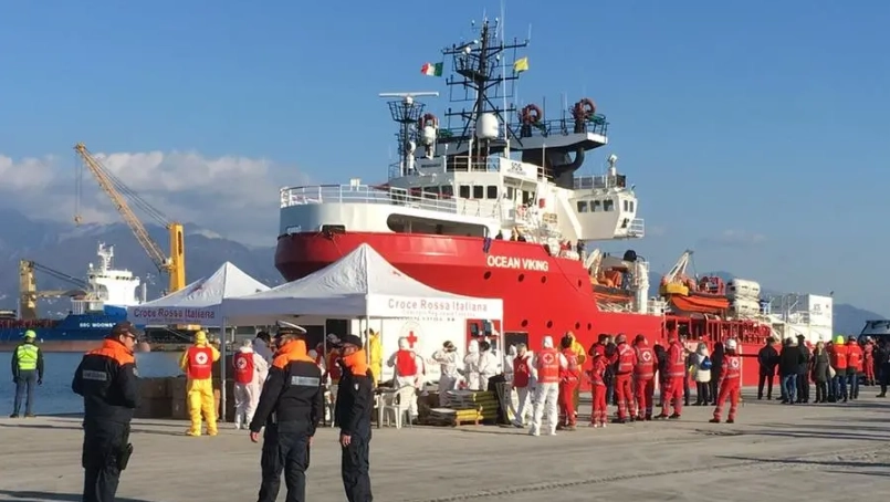 La nave Ocean Viking a Marina di Carrara