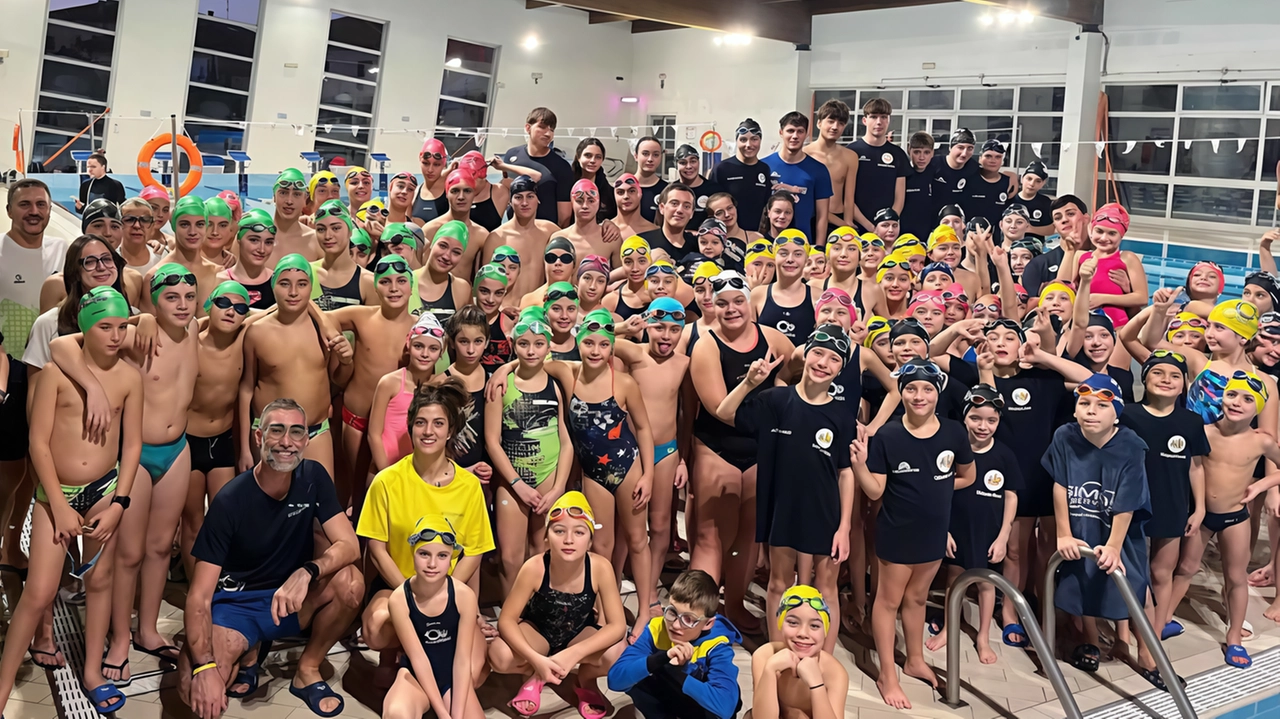 Una foto di gruppo degli allenamenti collegiali al Palazzetto del Nuoto di Arezzo