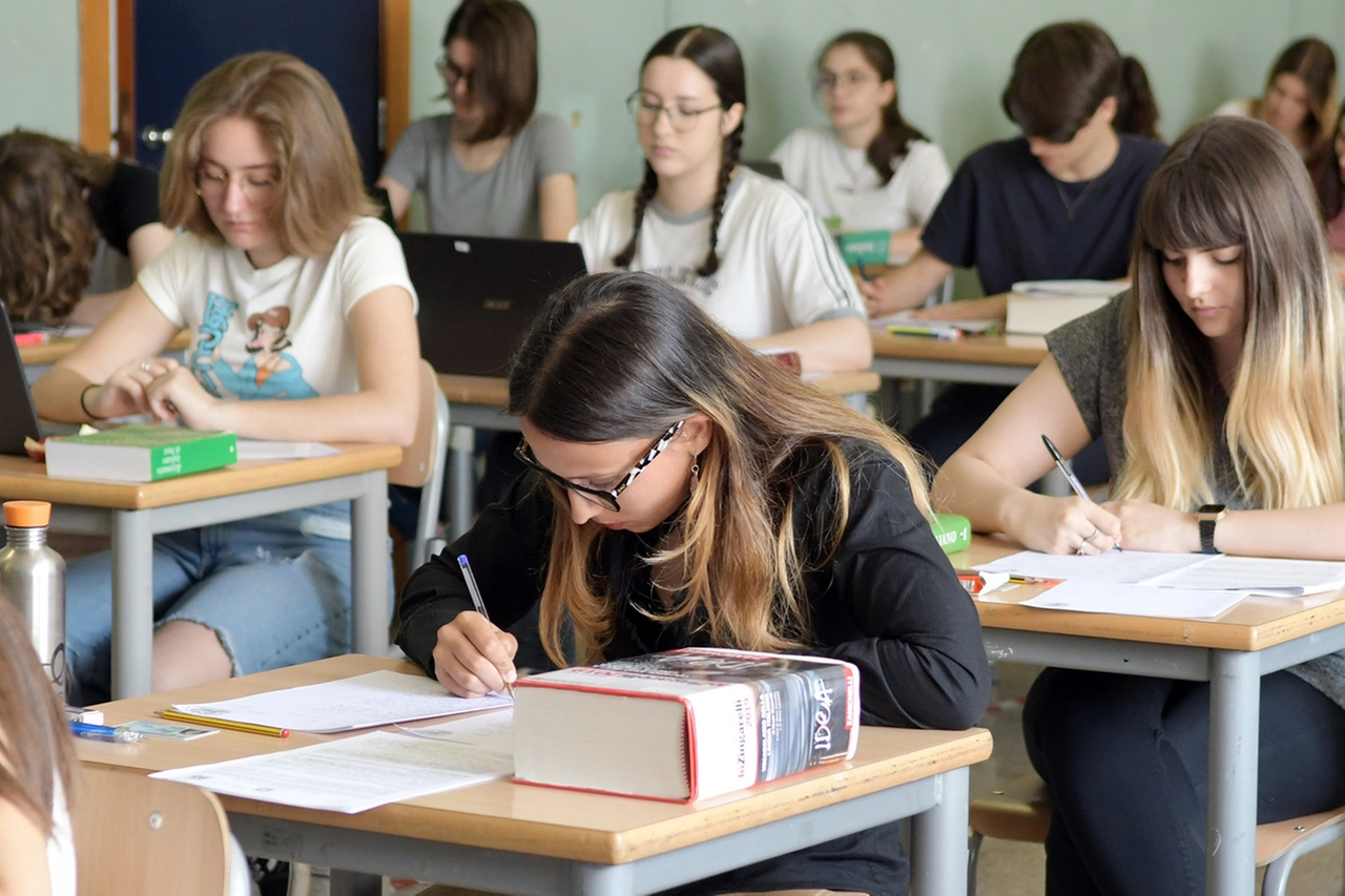 Alcuni studenti impegnati in una prova dell’esame di maturità (foto d’archivio)