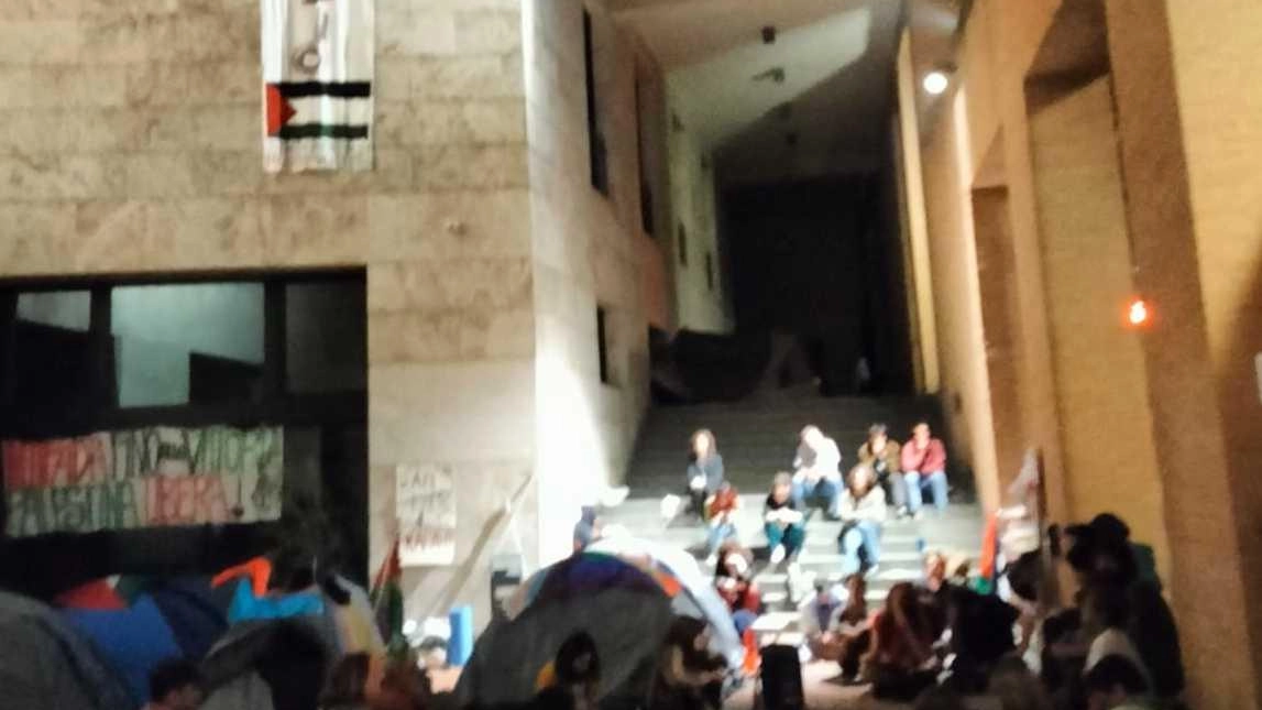 La protesta sotto le tende: "Notte passata all’università. Aspettiamo risposte dai rettori"