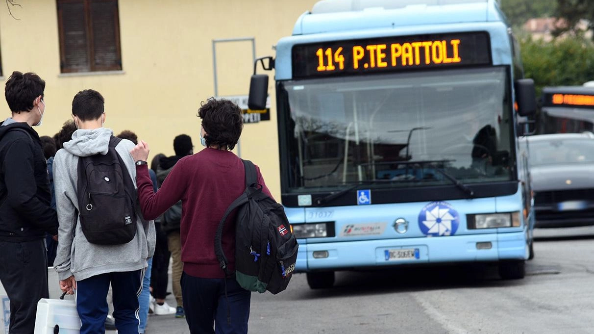 Studenti in attesa del bus davanti agli istituti ’Pascal’ e ’Giordano Bruno’ a Madonna Alta: con la ripresa dell’anno scolastico tornano i problemi