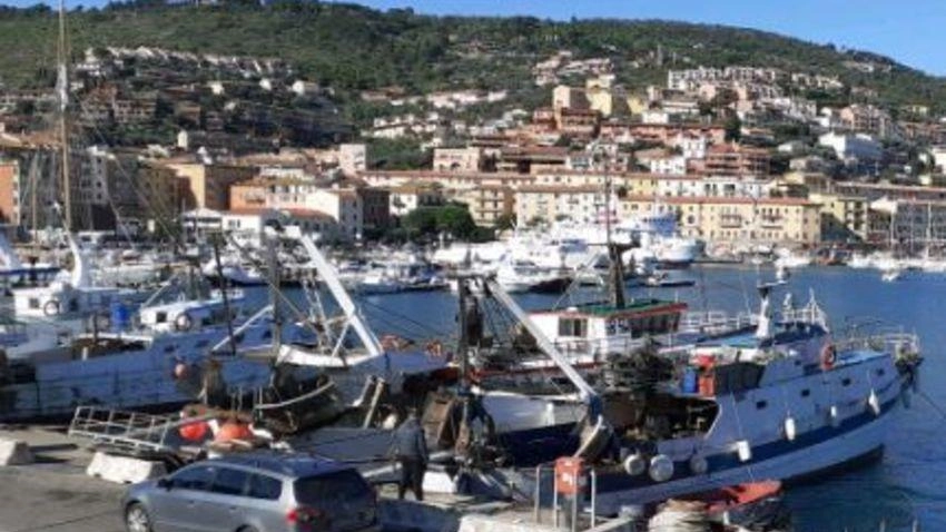 Alcuni dei pescherecci della flotta di Porto Santo Stefano attraccati al molo