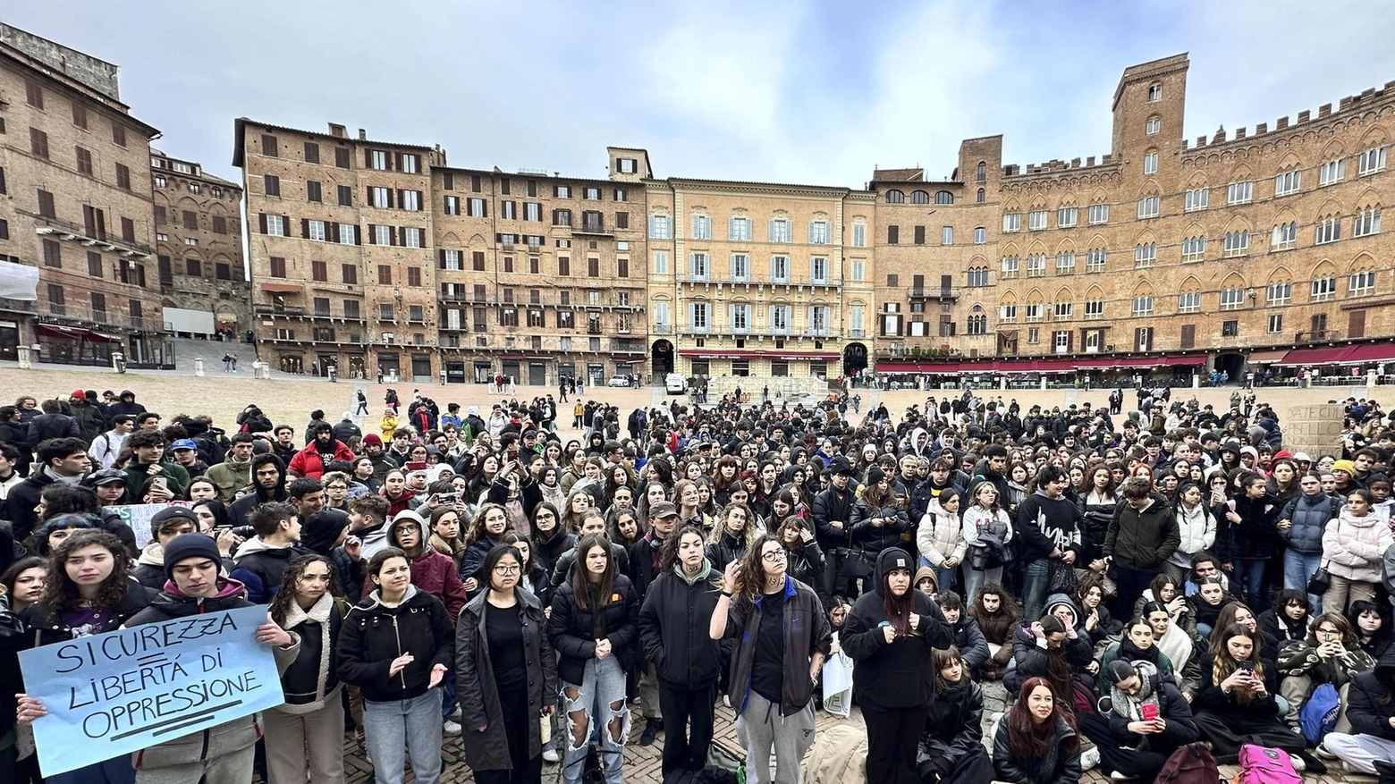 Studenti in Piazza, proteste e ironia: "In gioco la libertà di esprimerci"