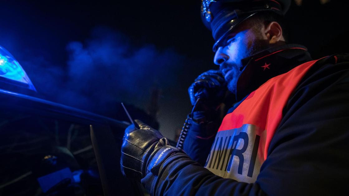 Degenera il Capodanno, un arresto. Turista ubriaco con ascia e coltello scatena il panico al cenone