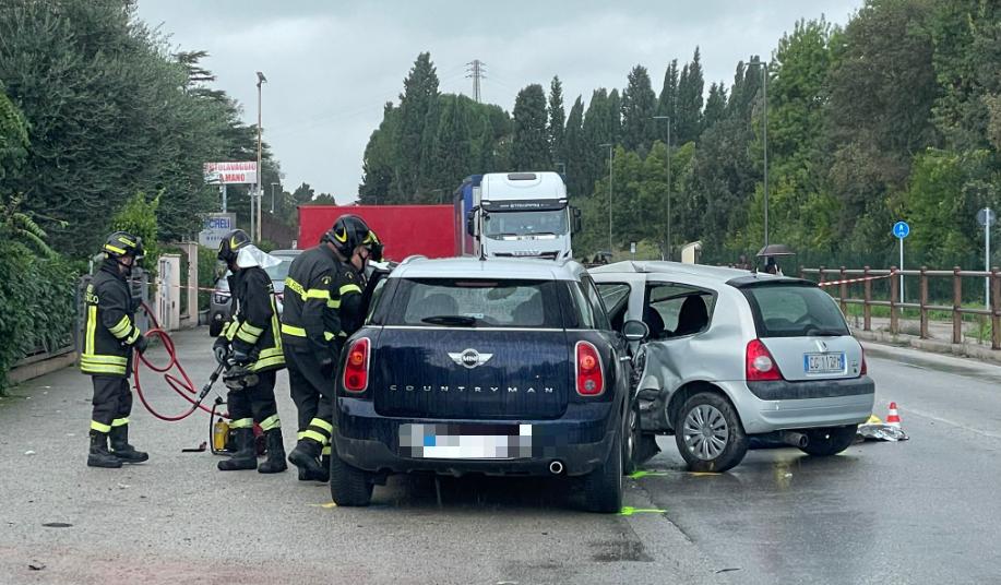 Muore per un malore mentre guida: l’auto fuori controllo ne colpisce un’altra