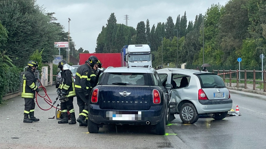 La scena dell'incidente. Per l'uomo, 71 anni, non c'è stato niente da fare. Ha avuto un malore alla guida