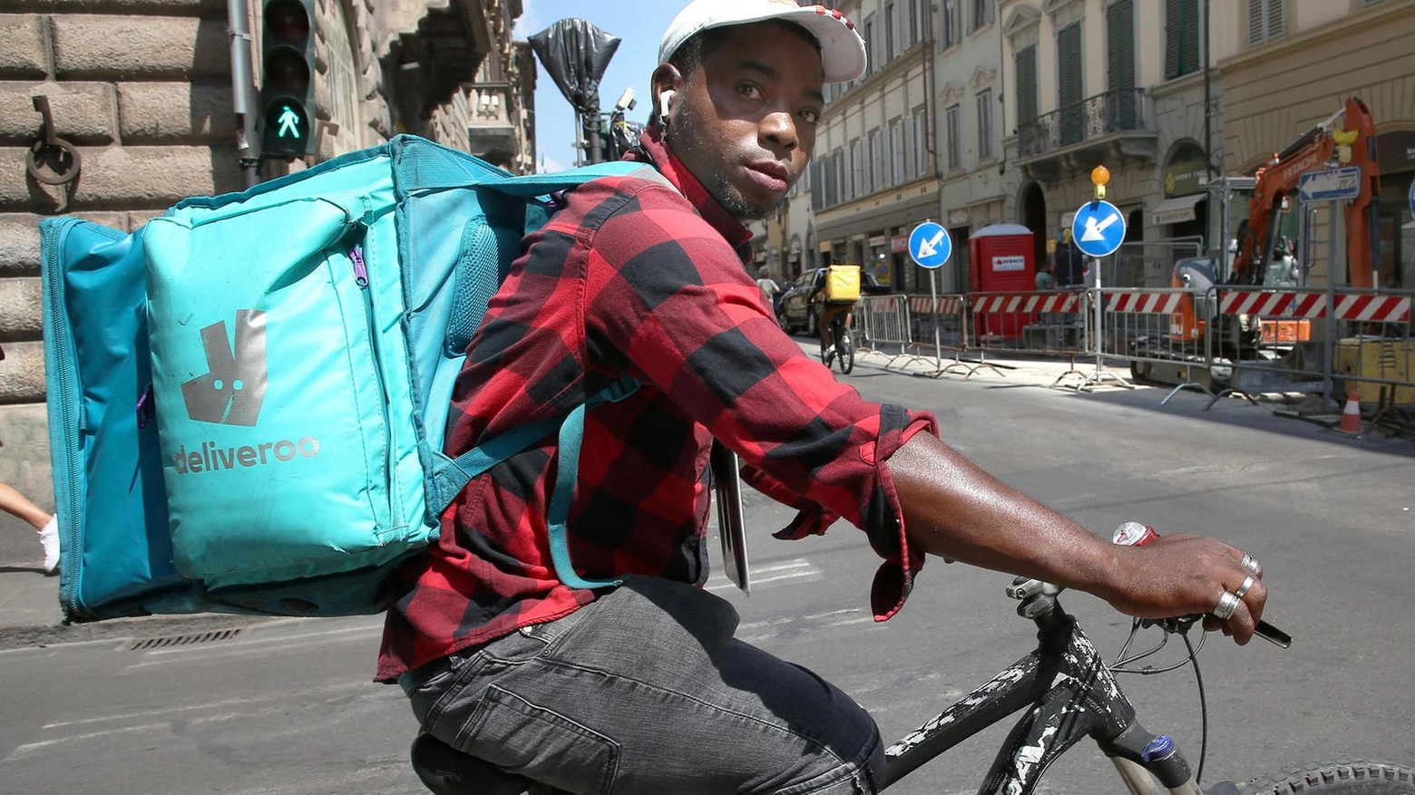 "Io, rider da mille euro al mese . In bici sotto pioggia e solleone solo per consegnare un panino"