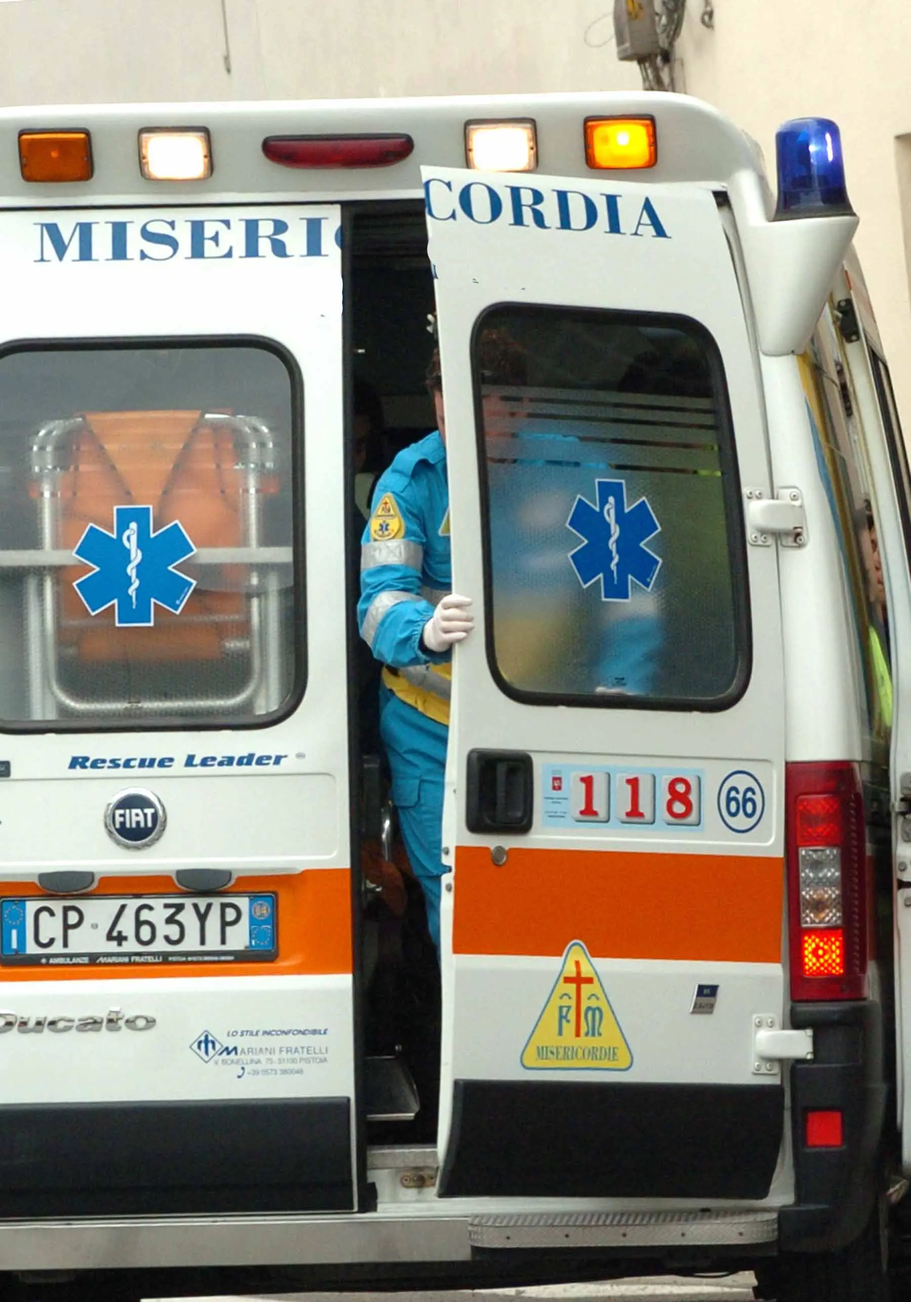 Camion contro moto: paura a Prato, due giovani in codice rosso