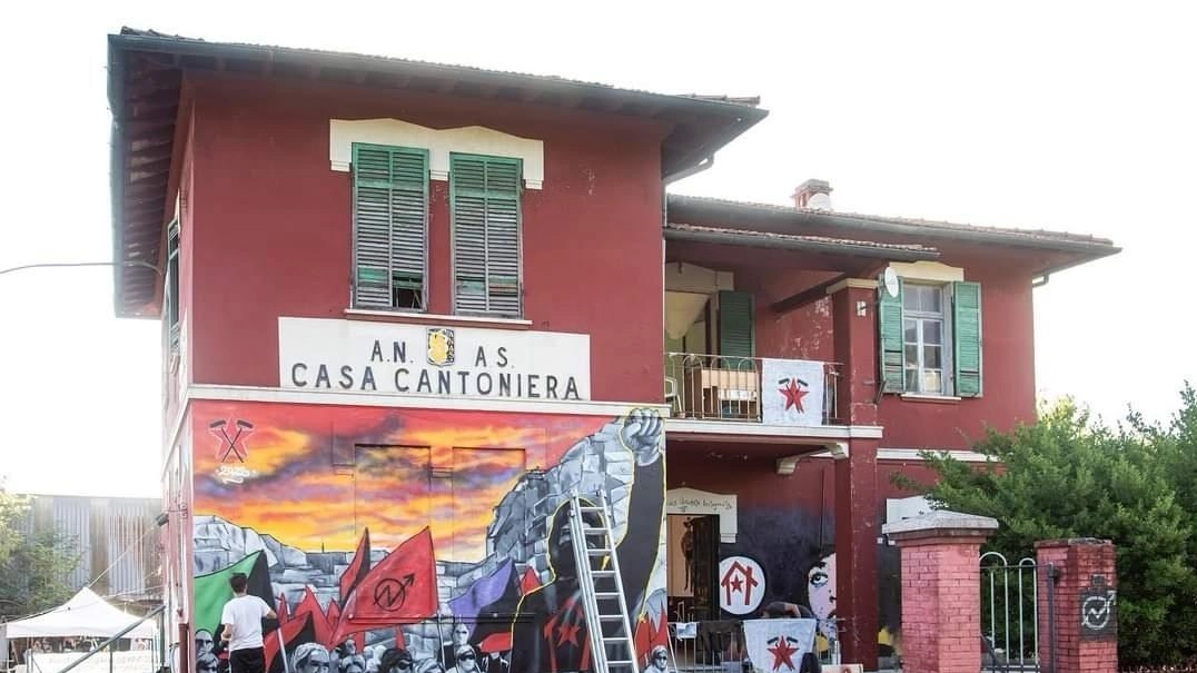 Chiude la Casa Rossa . L’Anas: "Sgomberate". Gli attivisti non ci stanno: "Resti bene comune"