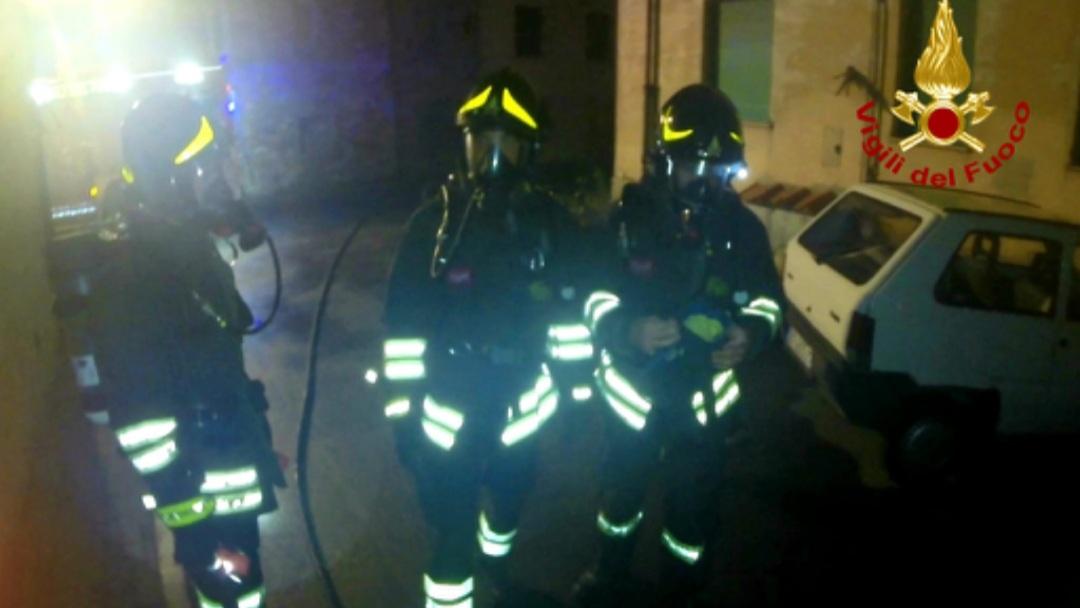 Divampa incendio in un appartamento, cane e gatto intrappolati in casa: salvati dai Vigili del fuoco