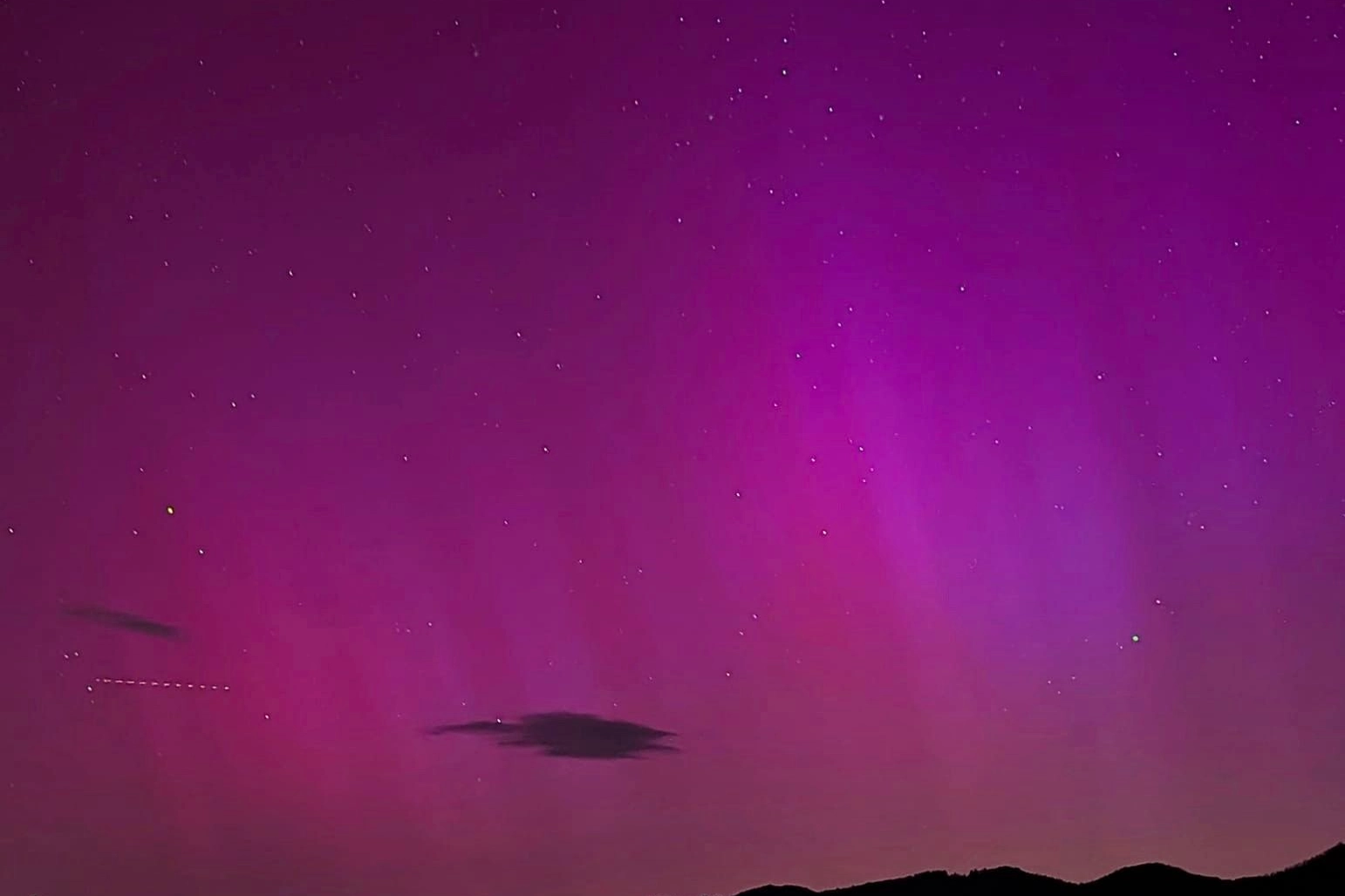 Montefegatesi immerso nei colori dell'aurora boreale (Foto David Bonaventuri)
