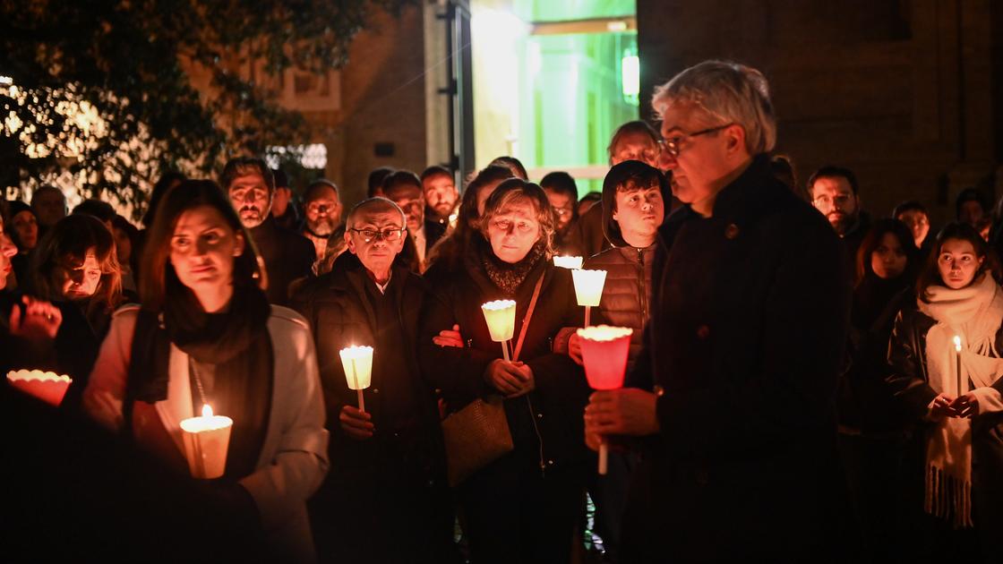 Fiaccole per Andrea. Centinaia in corteo: “Sarai sempre uno di noi”