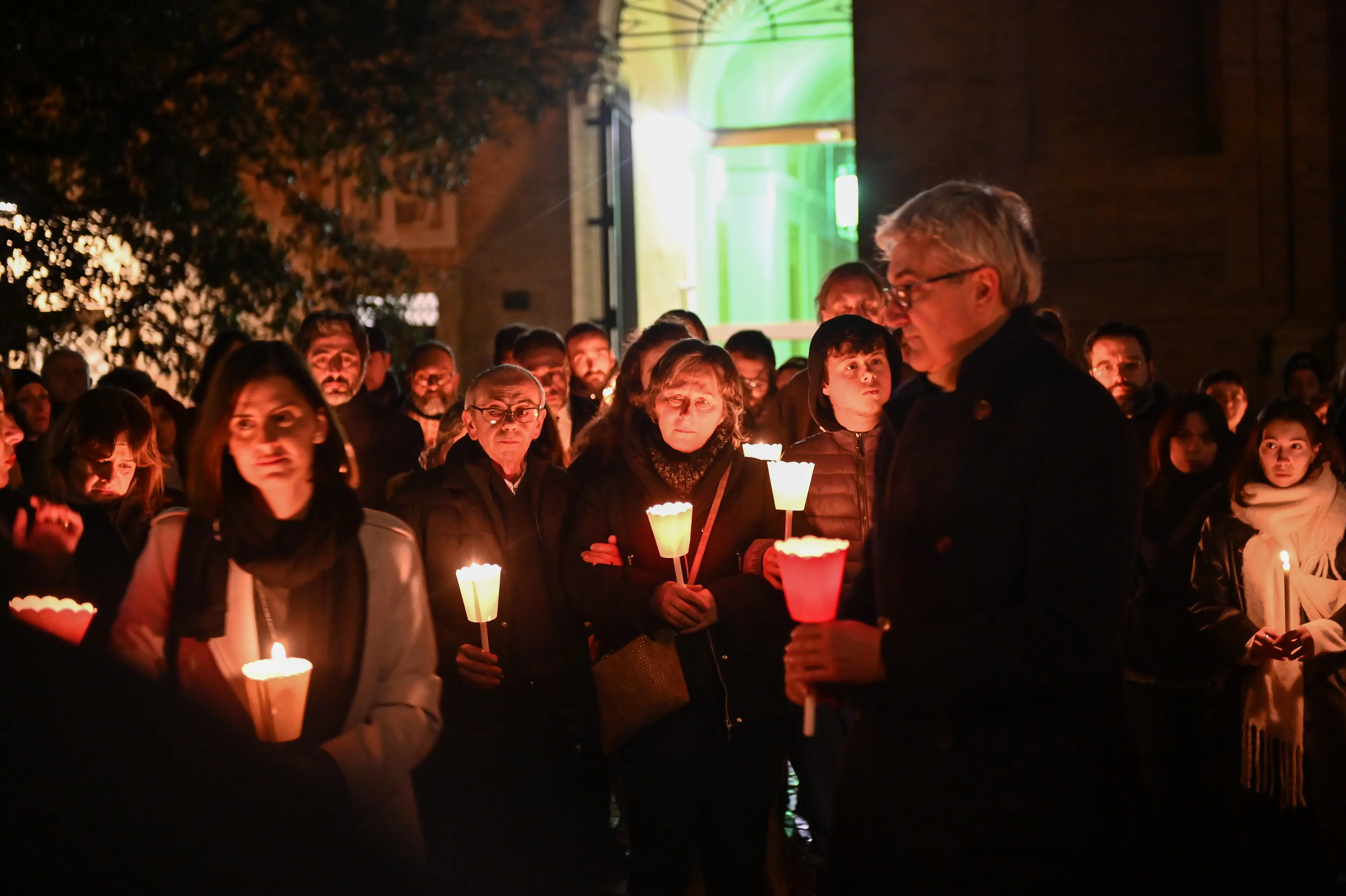 Fiaccole per Andrea. Centinaia in corteo: “Sarai sempre uno di noi”