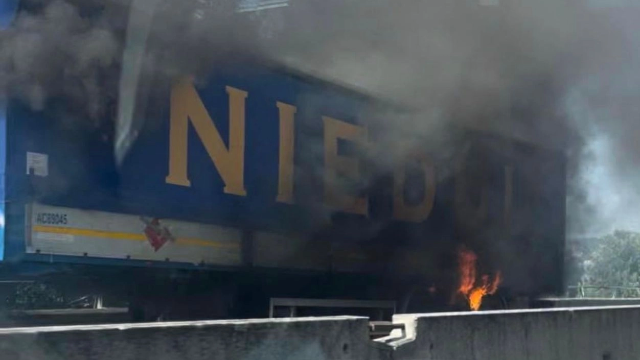 Camion a fuoco in Fi-Pi-Li nella giornata del 23 luglio. Traffico in tilt