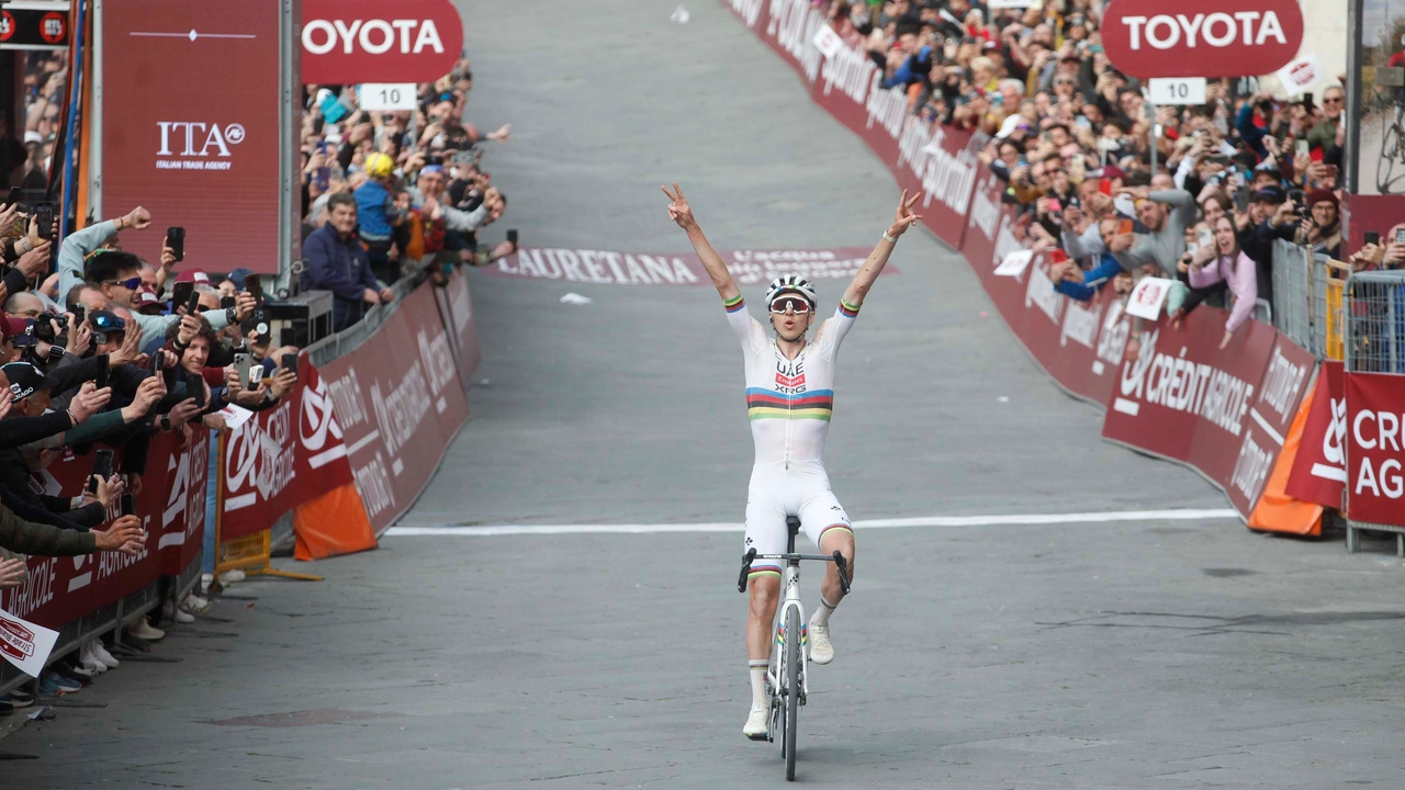 La vittoria a braccia alzate di Pidcock alla Strade Bianche 2025 (Foto Lazzeroni)