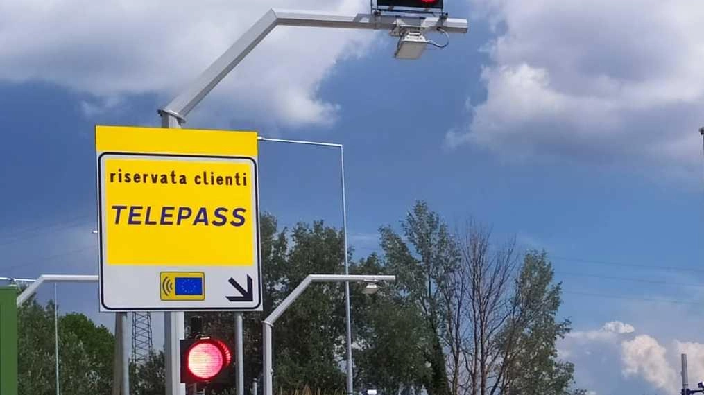Il casello autostradale definitivo a Ceparana riceve il via libera, consentendo il transito con diverse modalità di pagamento. Confartigianato e il Pd sottolineano l'importanza di completare le rampe in direzione Genova per migliorare i collegamenti regionali.