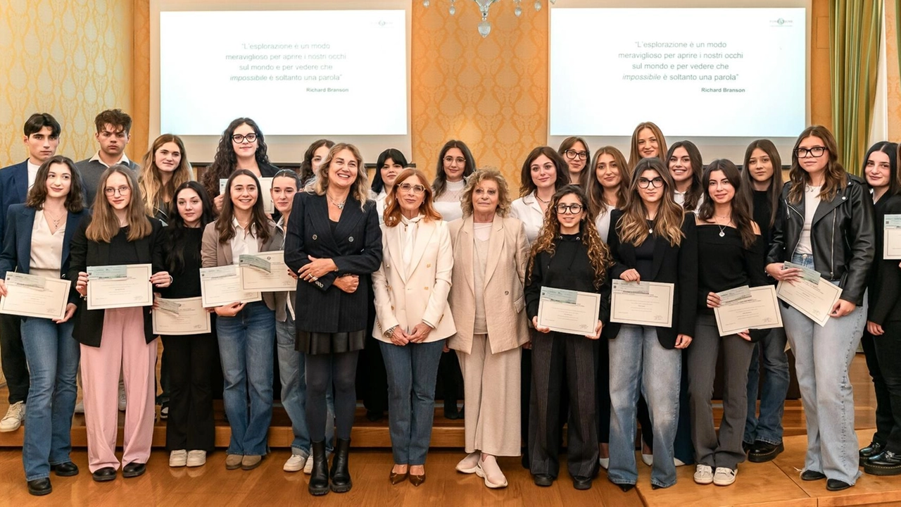 La Fondazione Cassa di Risparmio di Foligno premia 30 eccellenze studentesche con la borsa di studio Alberto Cianetti. I ragazzi hanno superato l'esame di maturità con 100 e lode, ricevendo 500 euro ciascuno. La presidente Monica Sassi sottolinea l'importanza di celebrare la crescita dei giovani al di là dei voti, incoraggiandoli a trovare il proprio posto nel mondo. La signora Olga Cianetti ricorda l'impegno sociale e educativo del marito, sottolineando l'importanza di credere nel potenziale dei giovani.