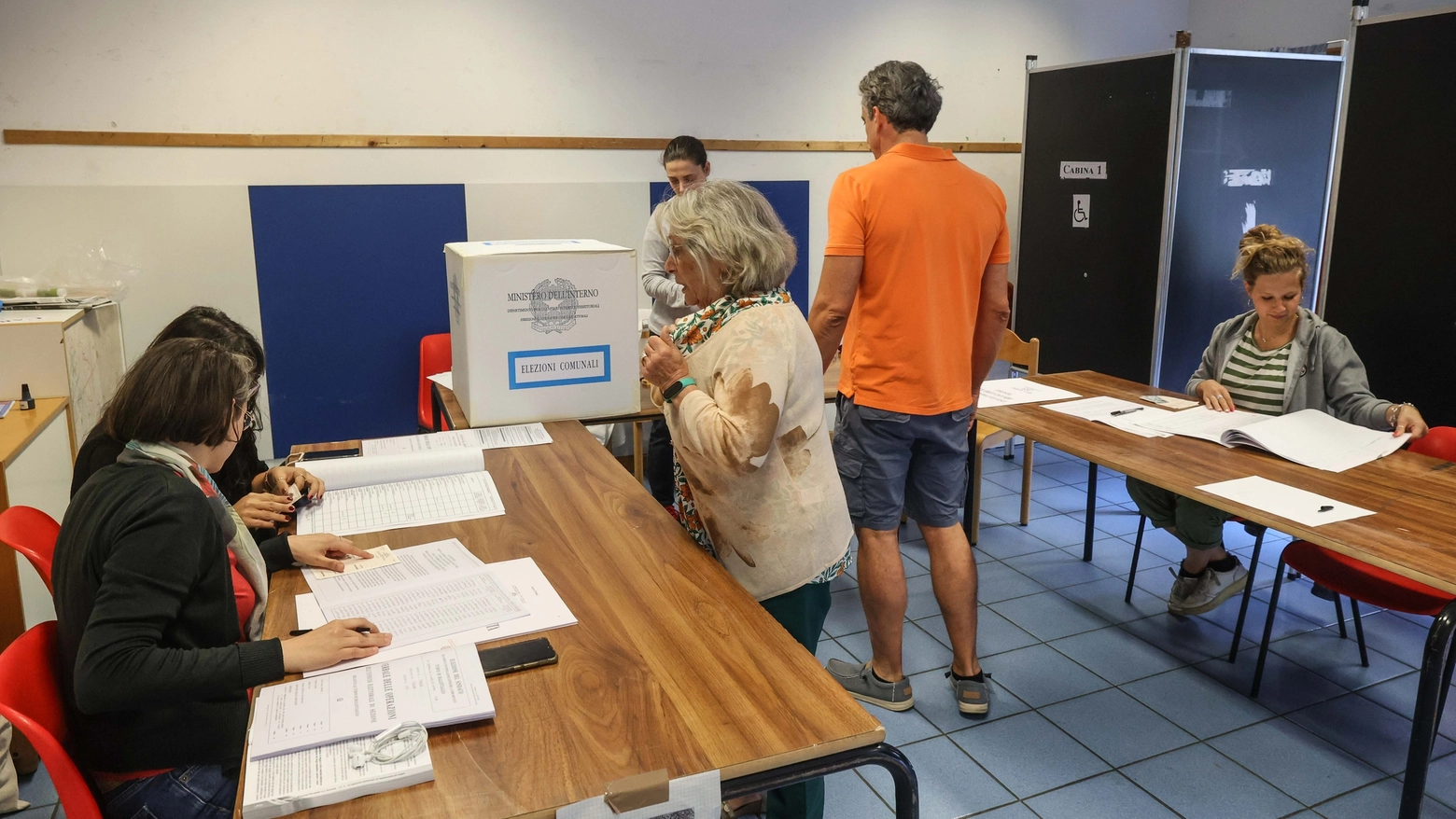 Cittadini al voto per il secondo turno delle elezioni comunali a Firenze (Foto Giuseppe Cabras / New Press Photo)